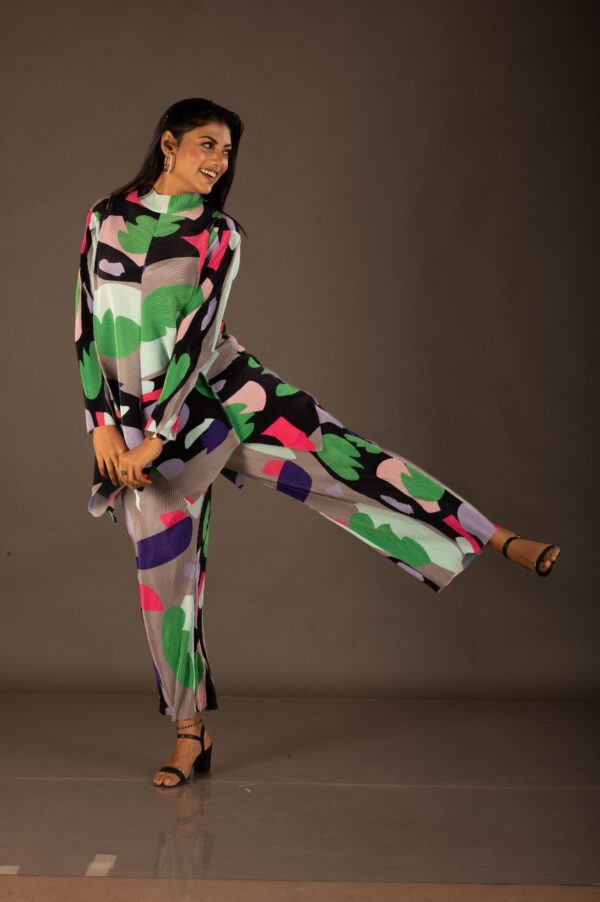 Korean Pleated abstract print ,imported fabric co-ordinate, twKorean Pleated abstract print ,imported fabric co-ordinate, two-piece seto-piece set - Image 2
