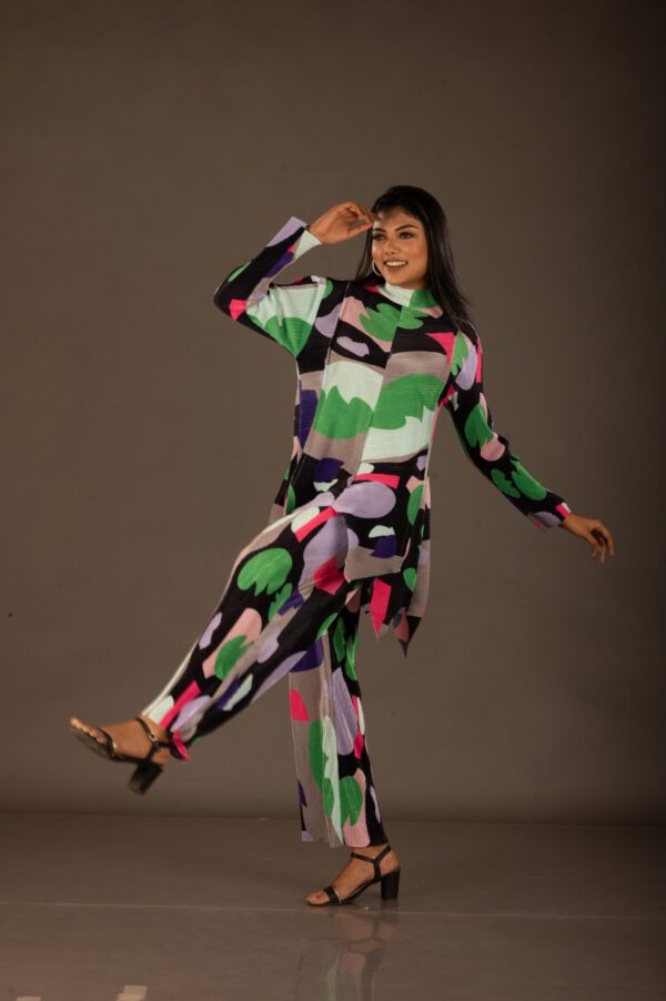 Korean Pleated abstract print ,imported fabric co-ordinate, twKorean Pleated abstract print ,imported fabric co-ordinate, two-piece seto-piece set - Image 3