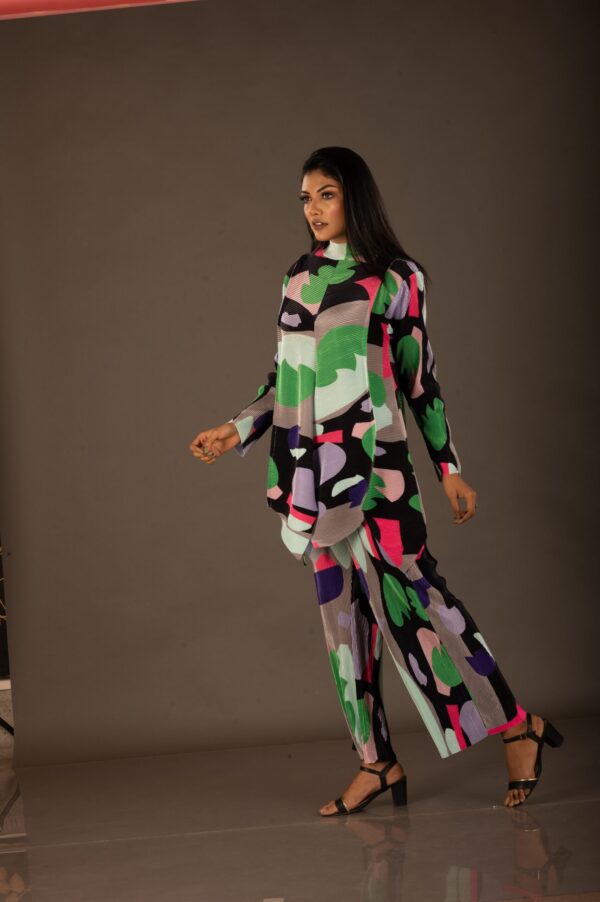 Korean Pleated abstract print ,imported fabric co-ordinate, twKorean Pleated abstract print ,imported fabric co-ordinate, two-piece seto-piece set - Image 4